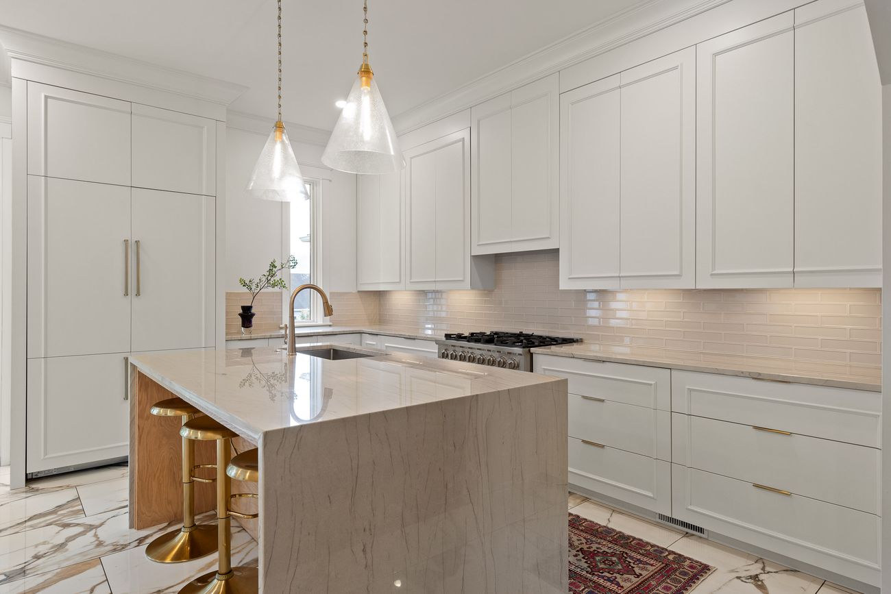 Furniture-grade kitchen in white with Carrara marble