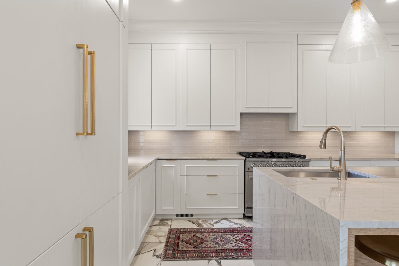 Furniture-grade kitchen in white with Carrara marble