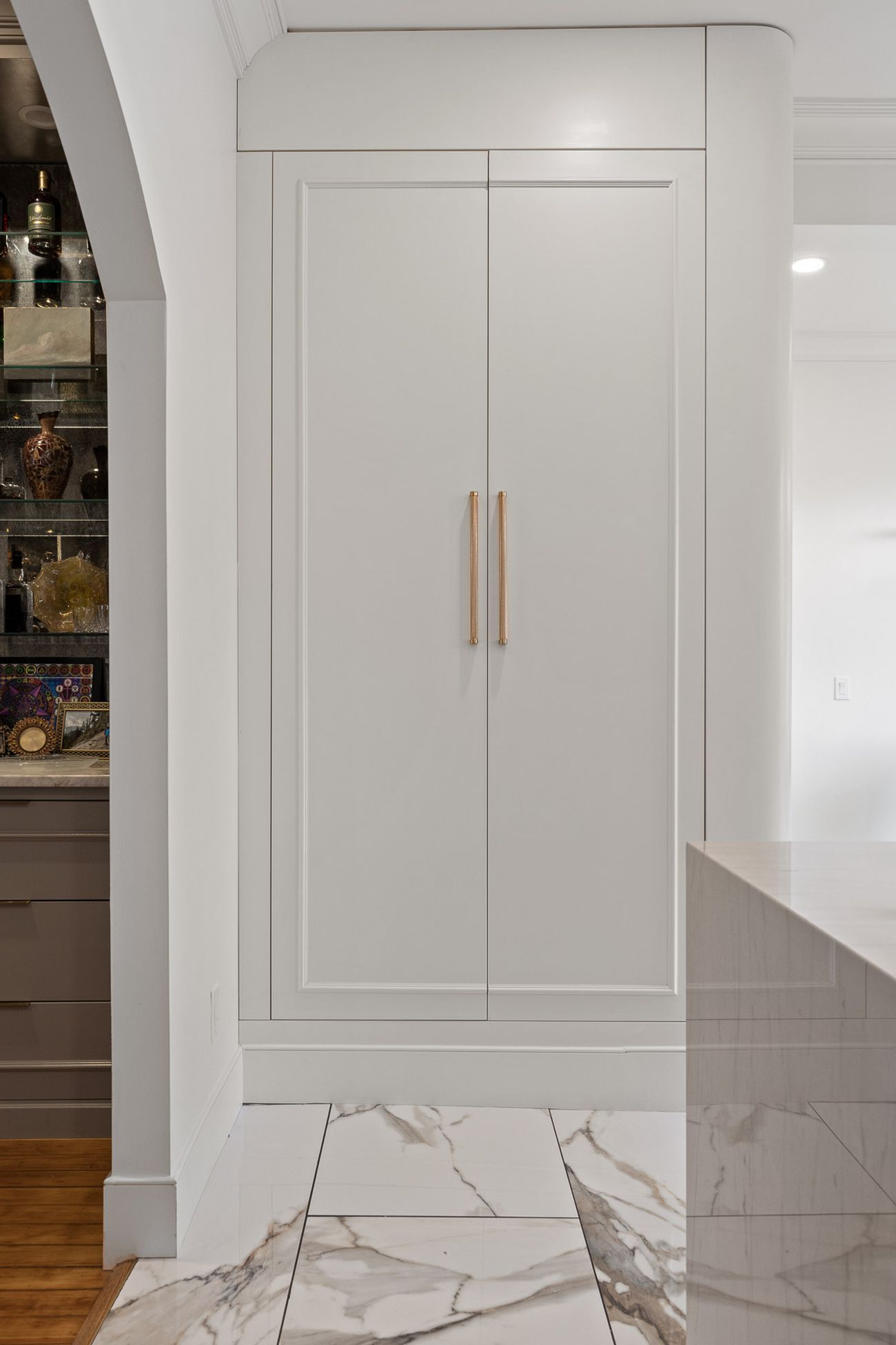 Furniture-grade kitchen in white with Carrara marble