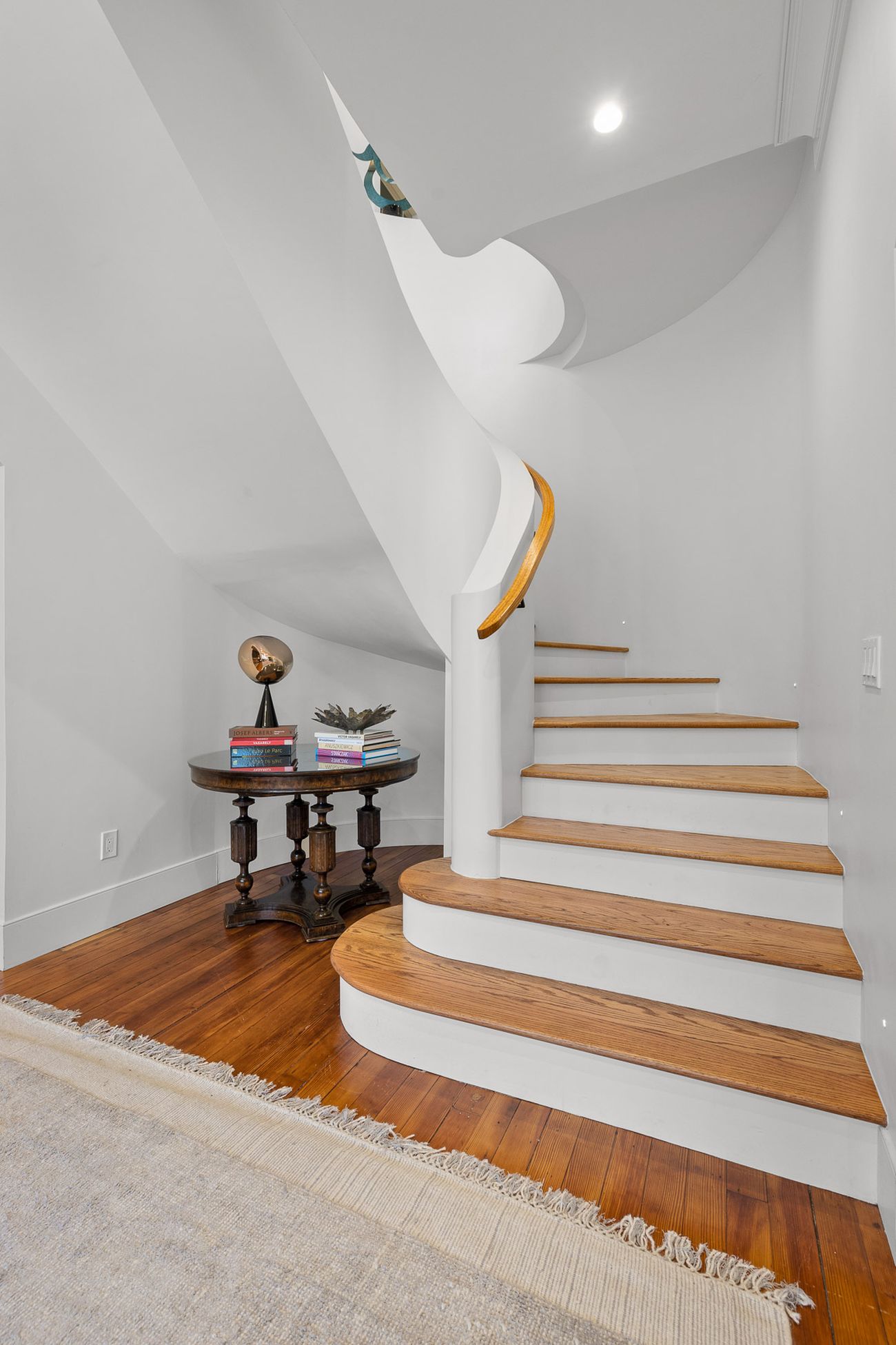 Furniture-grade kitchen in white with Carrara marble