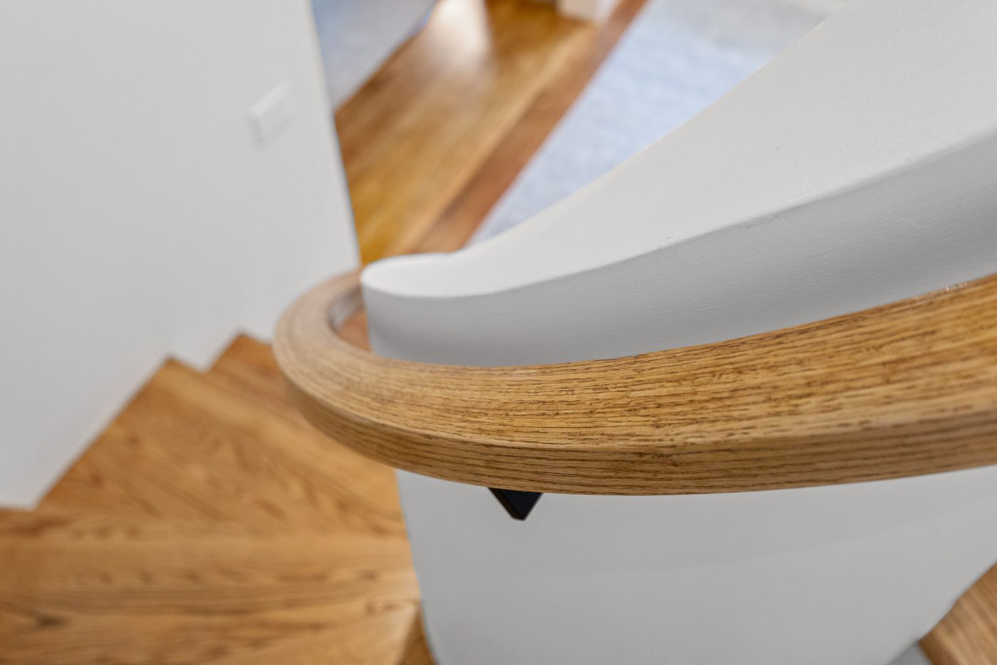 Sweeping curved plaster walls on a Gaudí-inspired staircase